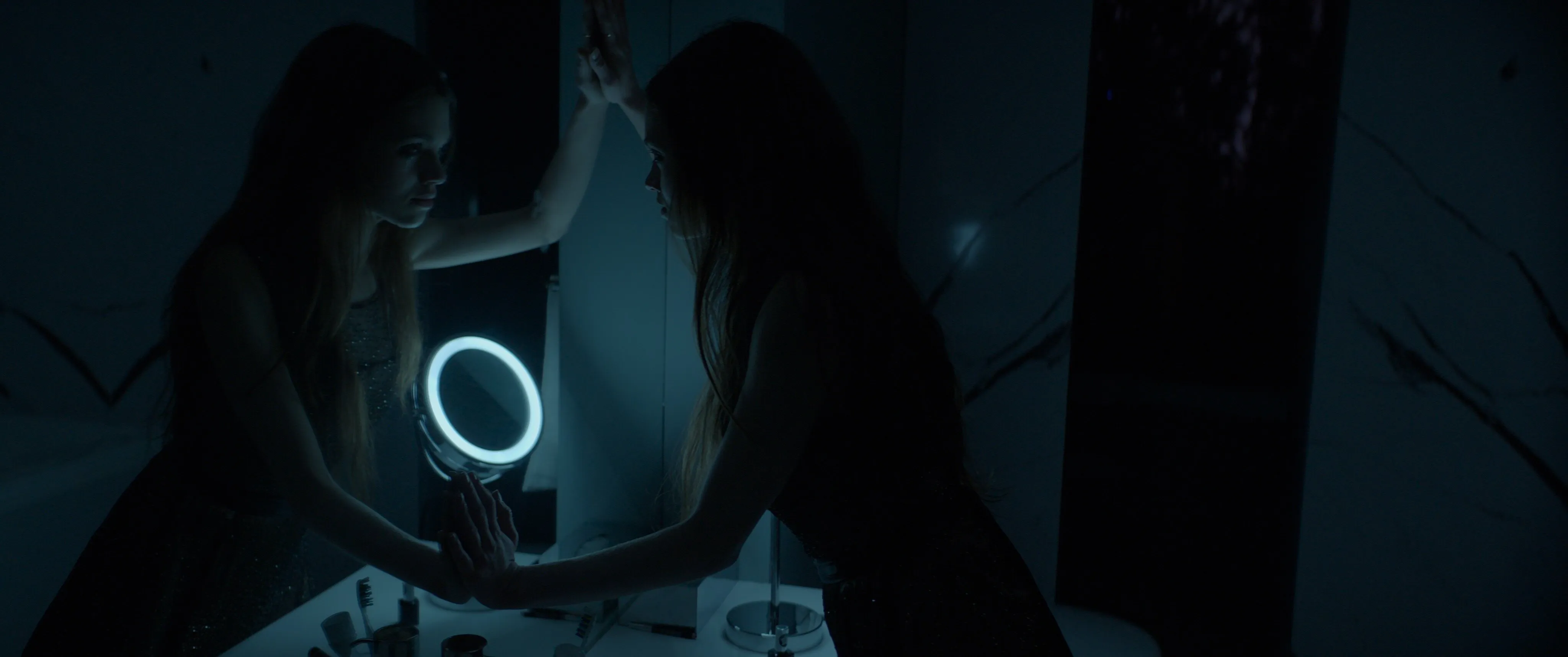 Кадр из фильма Тёмное зеркало