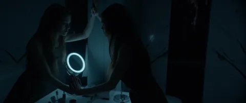 Кадр из фильма Тёмное зеркало