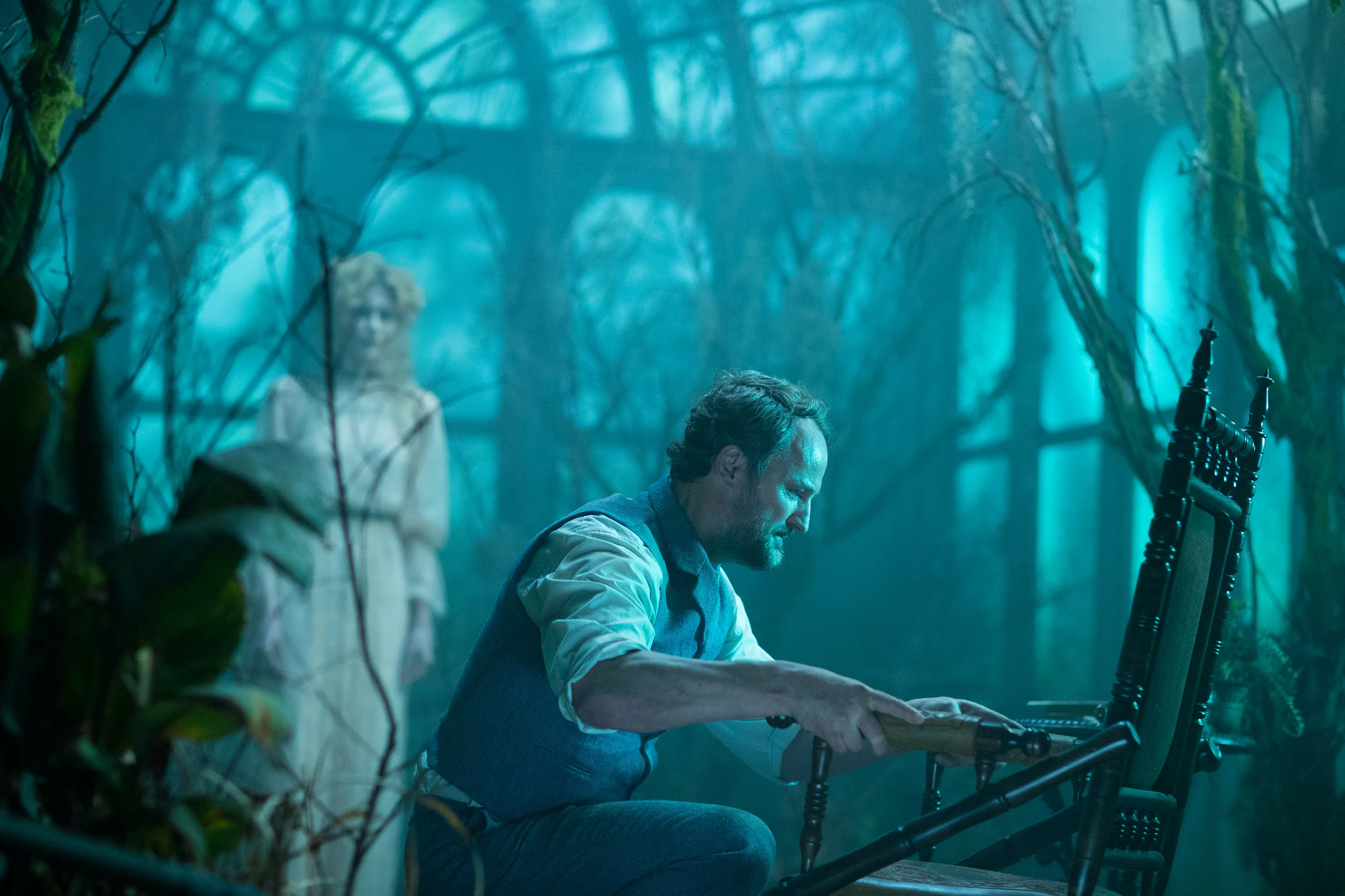 Кадр из фильма Винчестер. Дом, который построили призраки