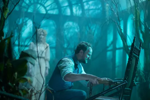 Кадр из фильма Винчестер. Дом, который построили призраки