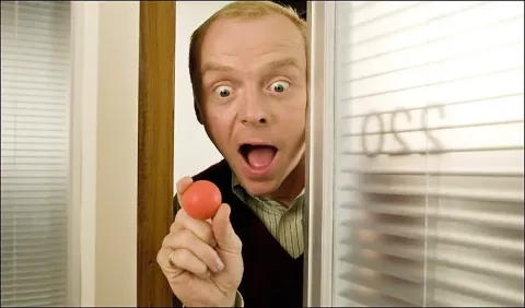 Кадр из фильма Как потерять друзей и заставить всех тебя ненавидеть