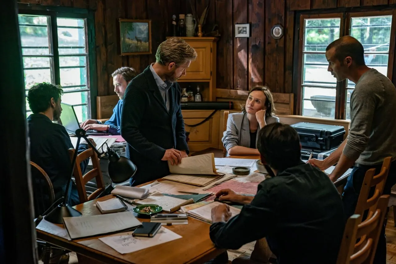 Кадр из фильма Связной