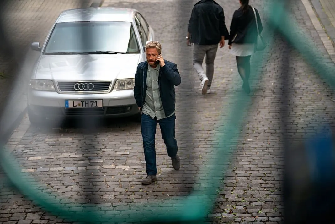 Кадр из фильма Связной