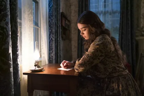 Кадр из фильма Дикинсон