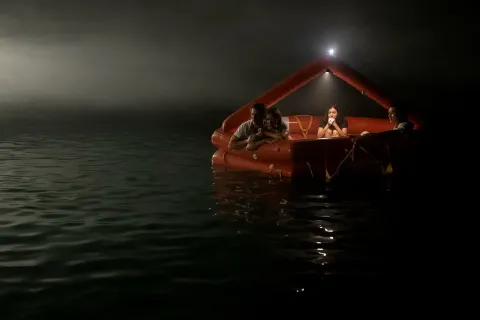 Кадр из фильма В пасти океана