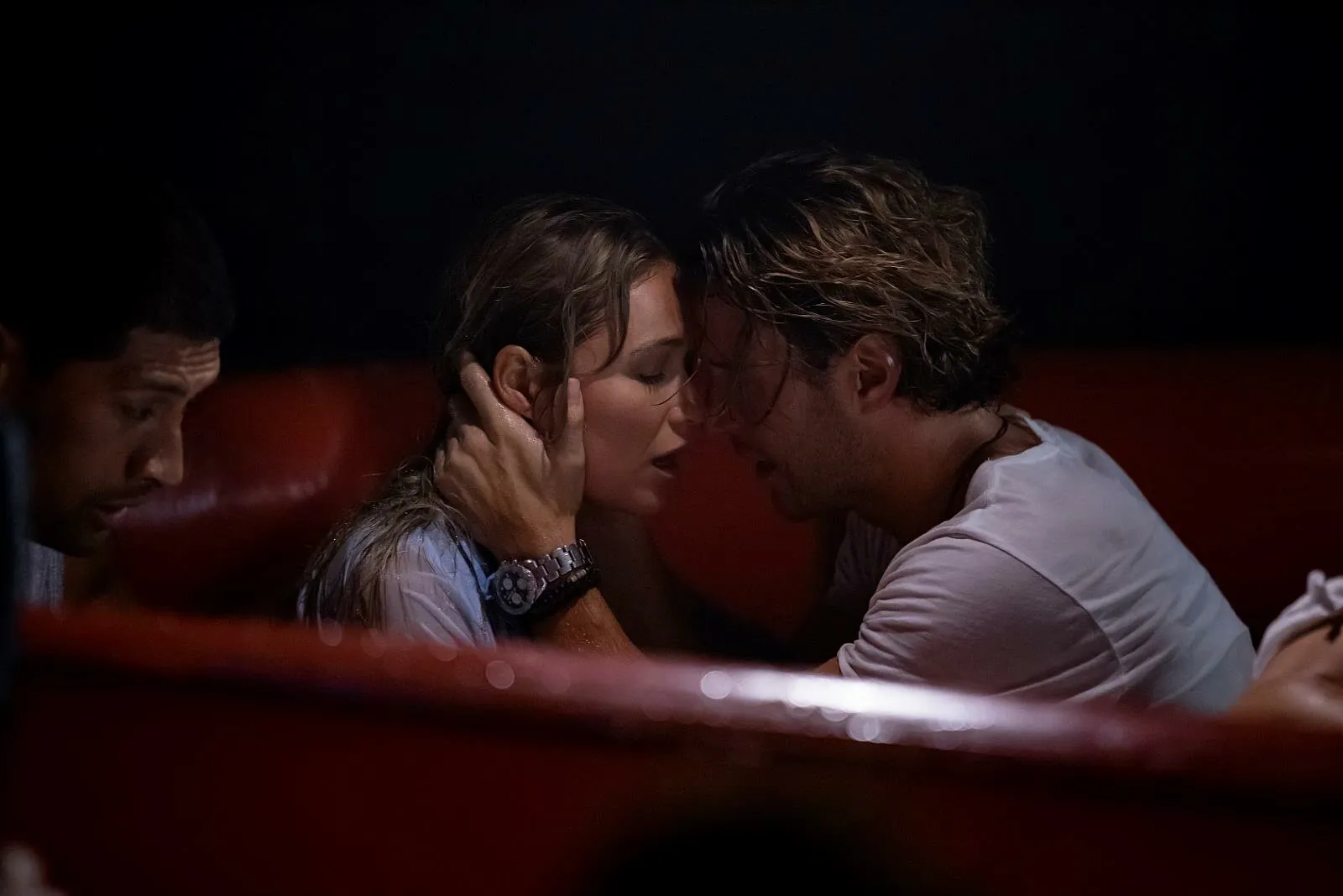 Кадр из фильма В пасти океана