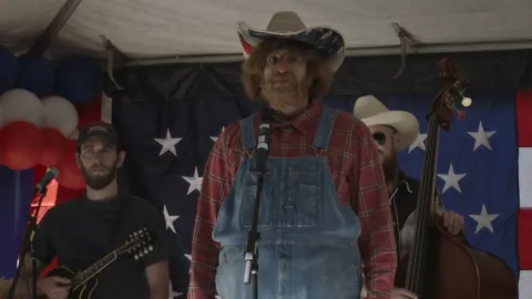 Кадр из фильма Борат 2