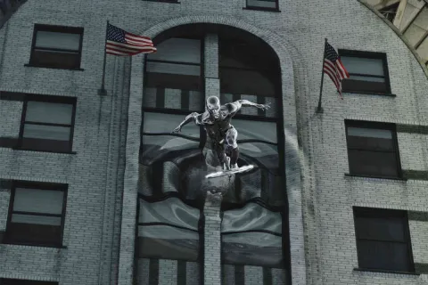 Кадр из фильма Фантастическая четверка: Вторжение Серебряного серфера