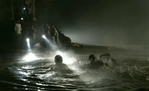 Кадр из фильма Крокодил