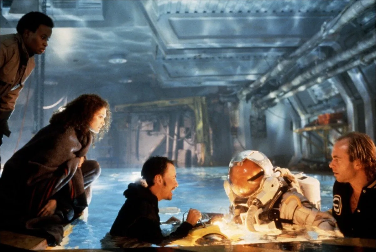 Кадр из фильма Бездна