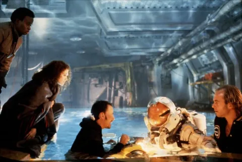 Кадр из фильма Бездна