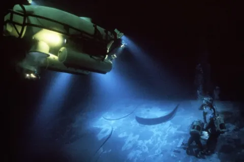 Кадр из фильма Бездна