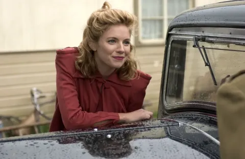 Кадр из фильма Запретная любовь