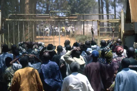 Кадр из фильма Отстреливая собак