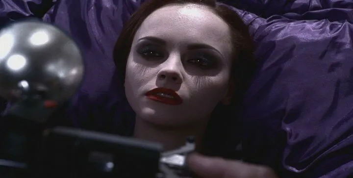 Кадр из фильма Жизнь за гранью