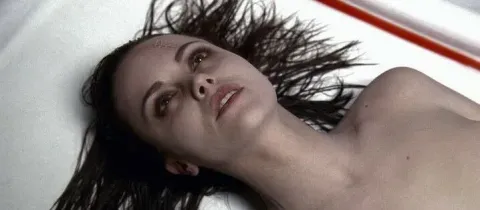 Кадр из фильма Жизнь за гранью