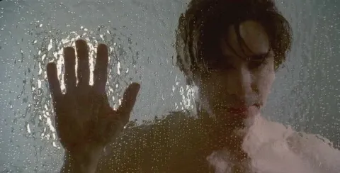 Кадр из фильма Жизнь за гранью