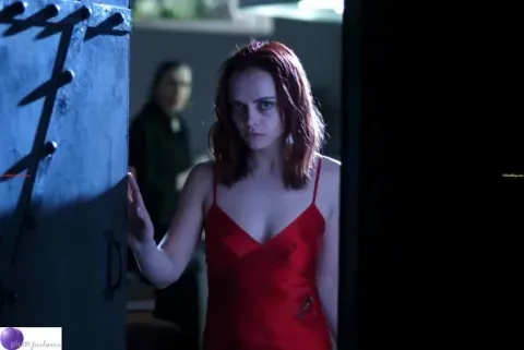 Кадр из фильма Жизнь за гранью