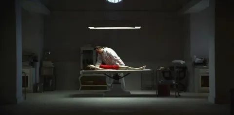 Кадр из фильма Жизнь за гранью