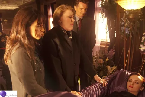 Кадр из фильма Жизнь за гранью