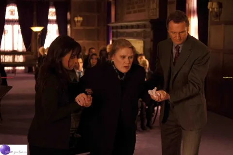 Кадр из фильма Жизнь за гранью