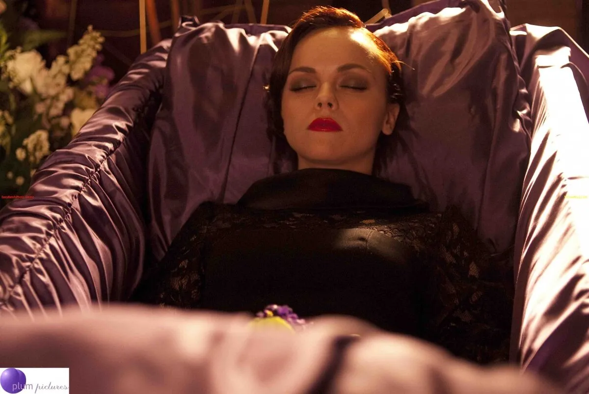 Кадр из фильма Жизнь за гранью