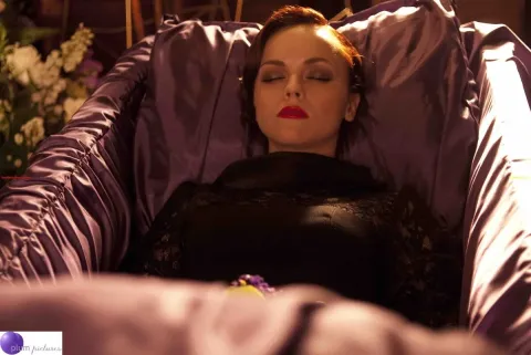 Кадр из фильма Жизнь за гранью