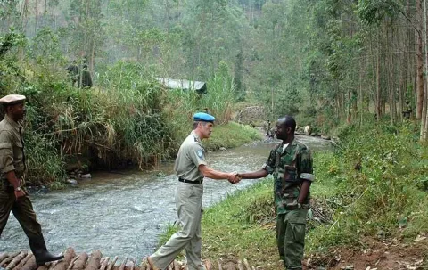 Кадр из фильма Рукопожатие с Дьяволом