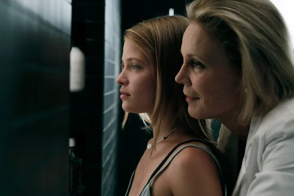 Кадр из фильма Куколка