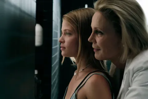 Кадр из фильма Куколка