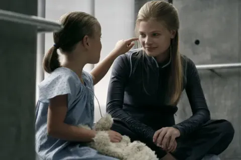 Кадр из фильма Куколка