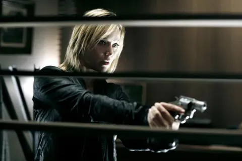 Кадр из фильма Куколка