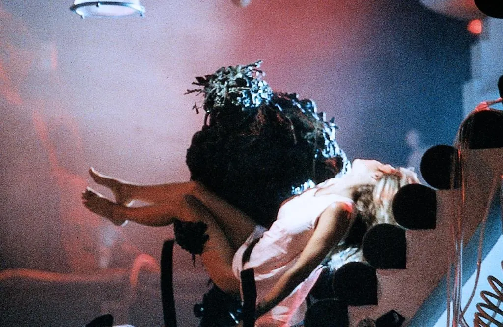 Кадр из фильма Возвращение болотной твари