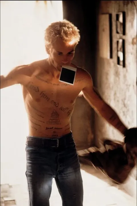 Кадр из фильма Мементо