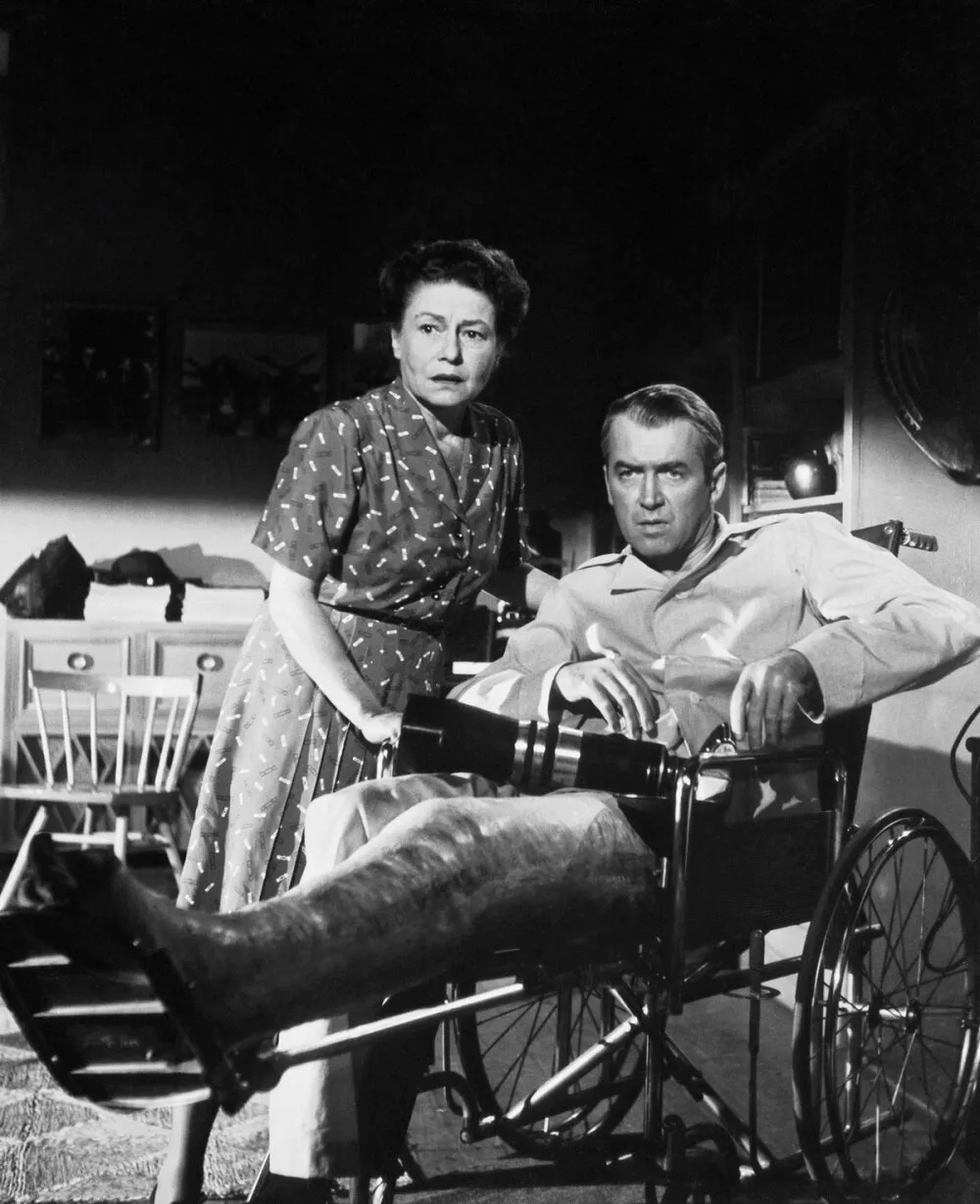 Кадр из фильма Окно во двор