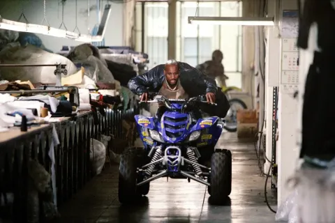 Кадр из фильма От колыбели до могилы