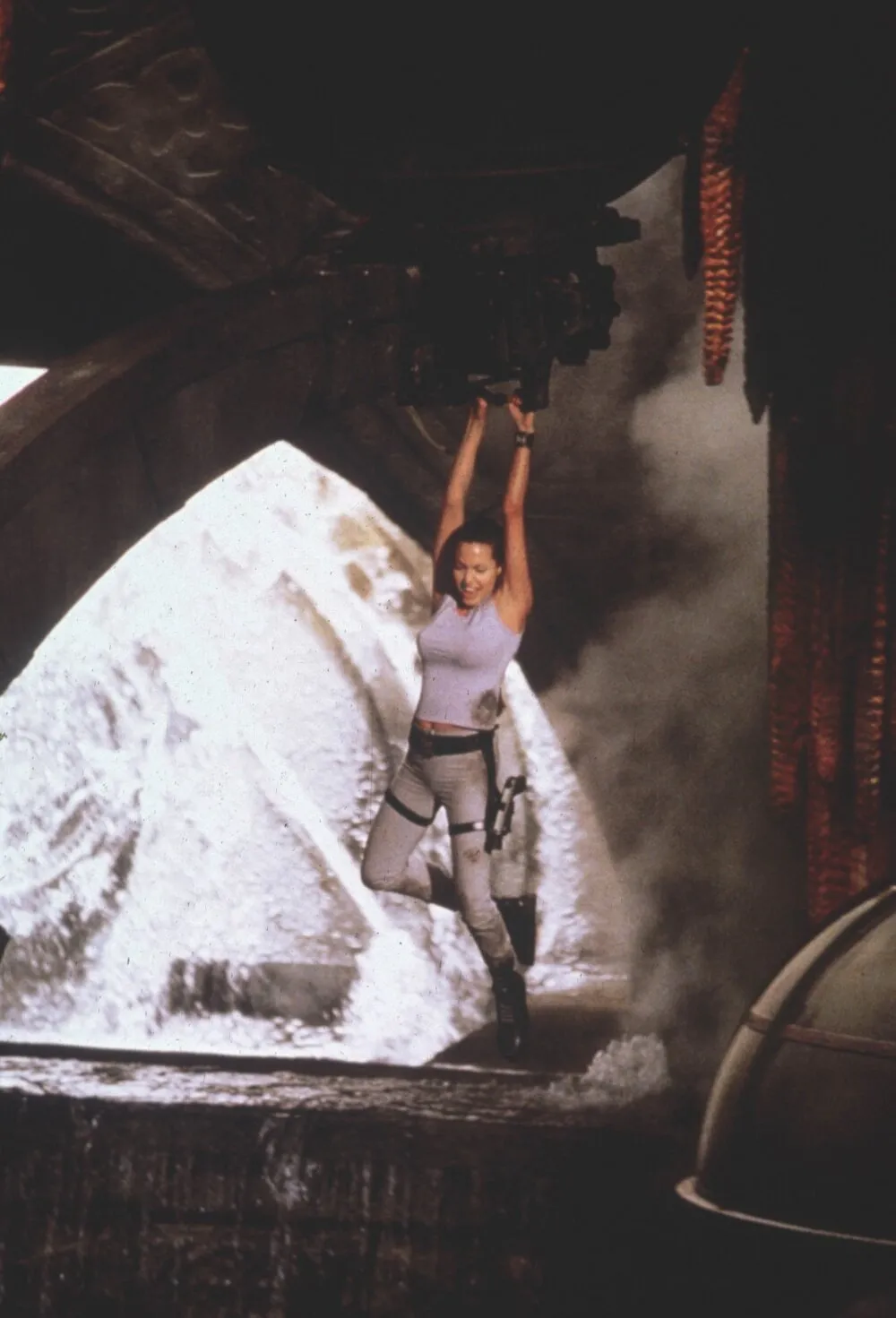 Кадр из фильма Лара Крофт: Расхитительница гробниц