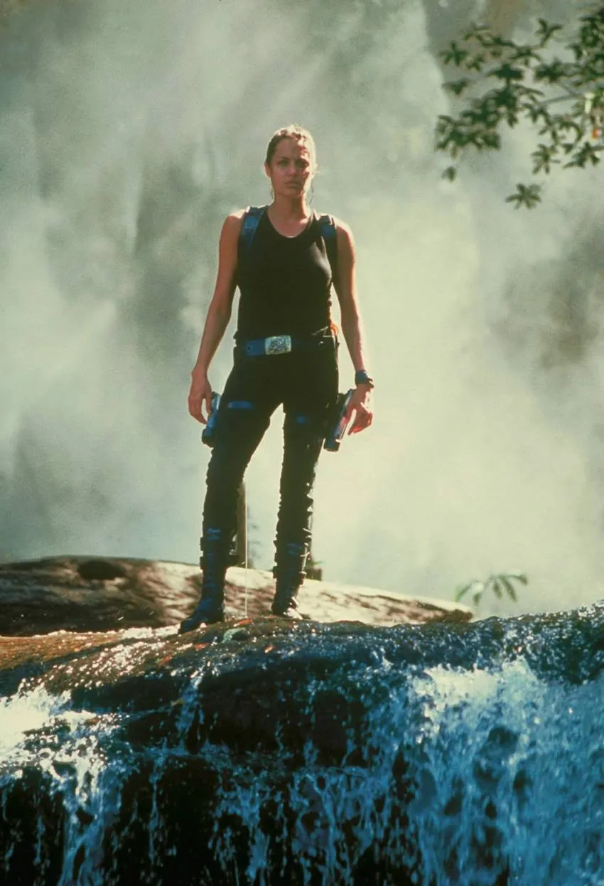 Кадр из фильма Лара Крофт: Расхитительница гробниц