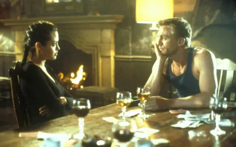 Кадр из фильма Лара Крофт: Расхитительница гробниц