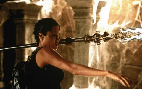 Кадр из фильма Лара Крофт: Расхитительница гробниц