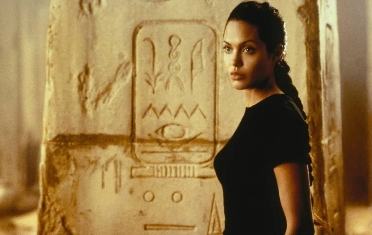 Кадр из фильма Лара Крофт: Расхитительница гробниц