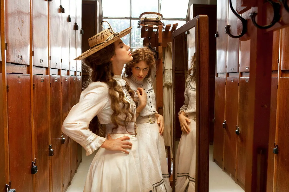 Кадр из фильма Необычайные приключения Адель