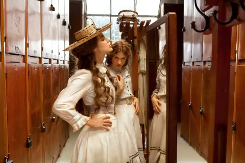 Кадр из фильма Необычайные приключения Адель