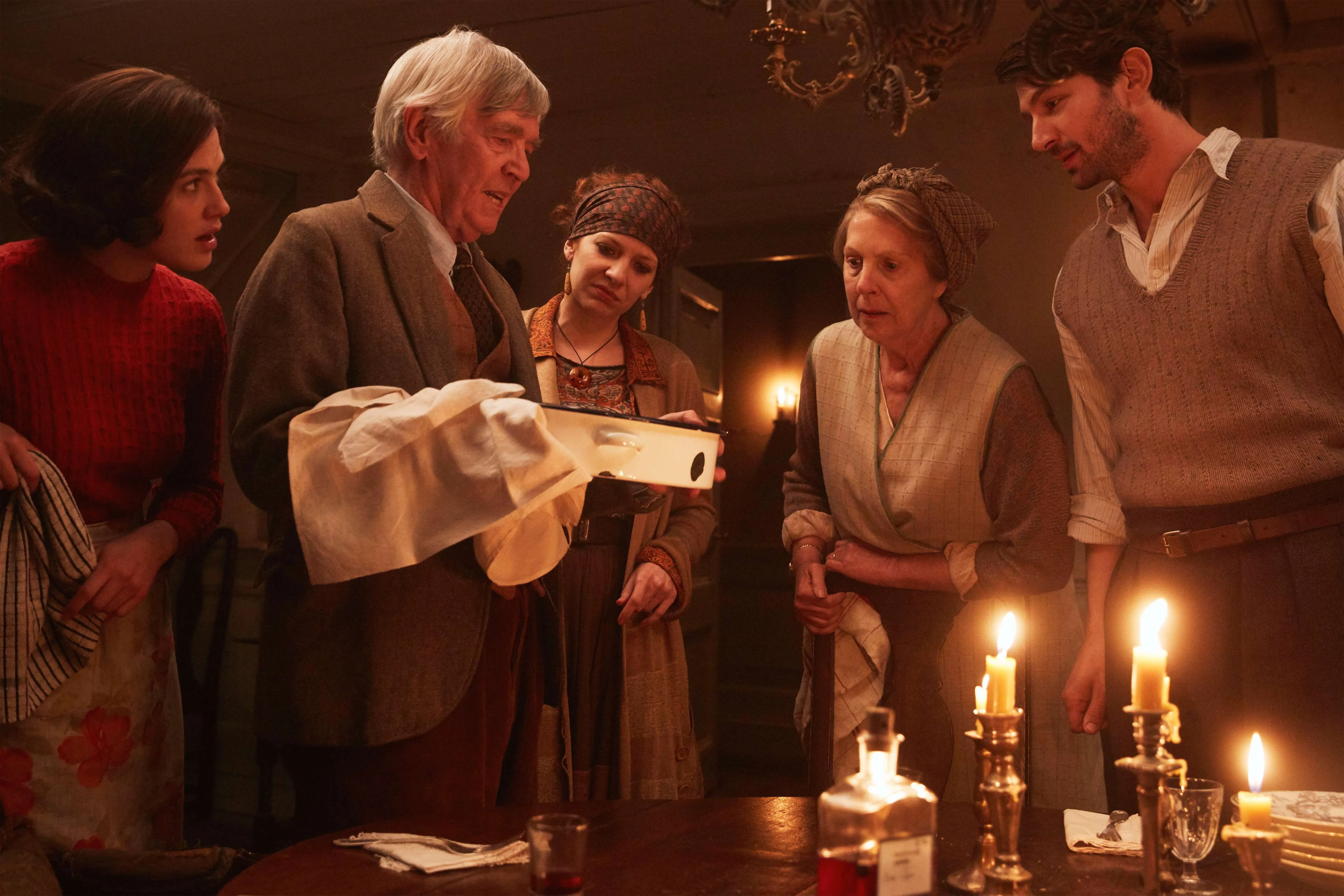 Кадр из фильма Клуб любителей книг и пирогов из картофельных очистков