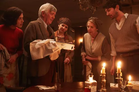 Кадр из фильма Клуб любителей книг и пирогов из картофельных очистков