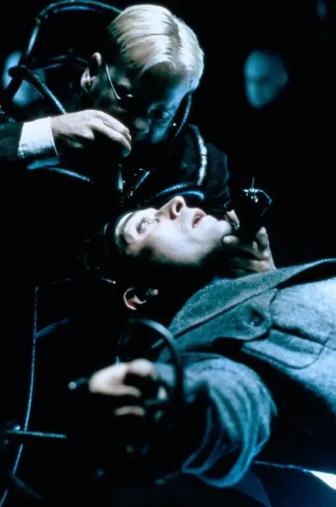 Кадр из фильма Тёмный город