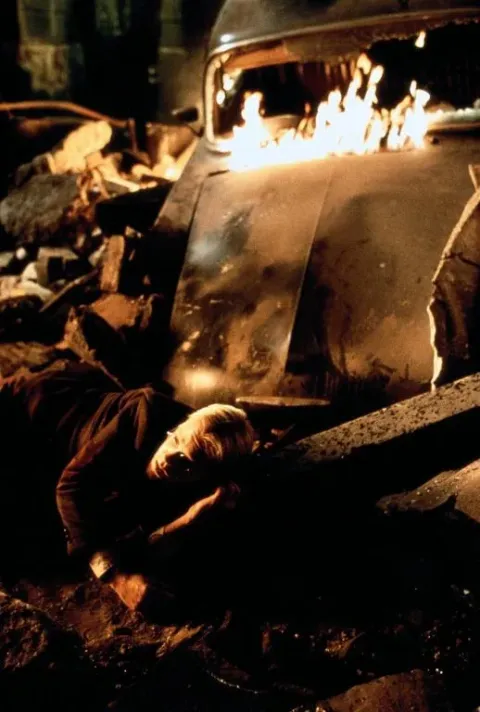 Кадр из фильма Тёмный город