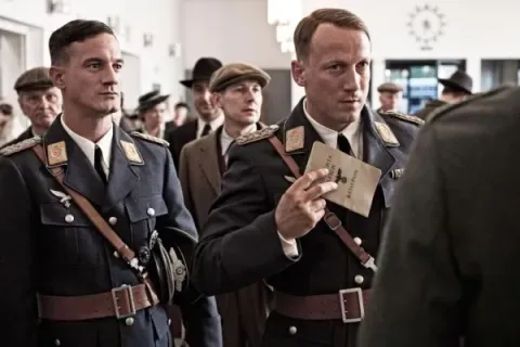 Кадр из фильма «Гинденбург»: Последний полёт