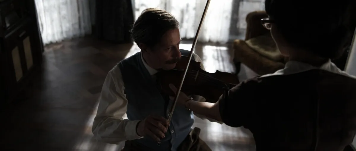 Кадр из фильма Цыпленок с черносливом