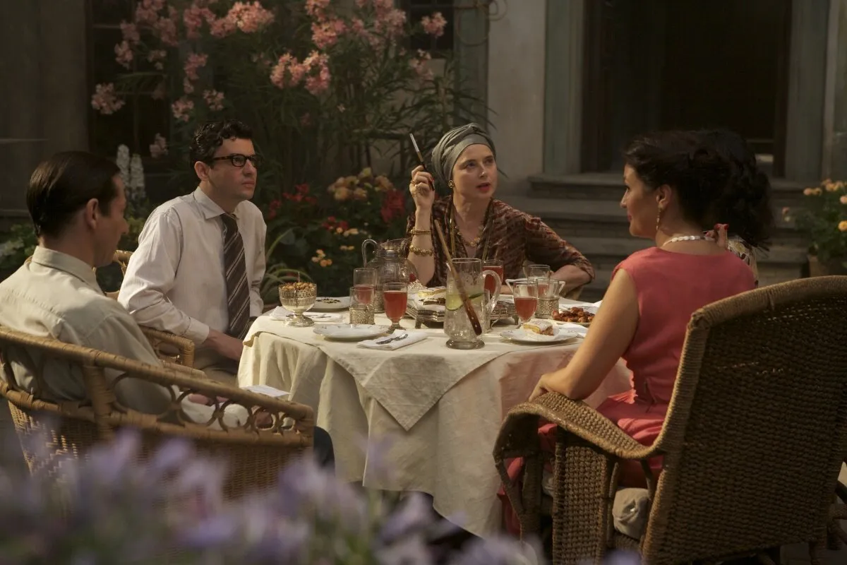 Кадр из фильма Цыпленок с черносливом